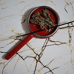 Mudi Kırmızı Renkli Tütsülük 1 Tütsü Hediyeli Tütsü Tabağı